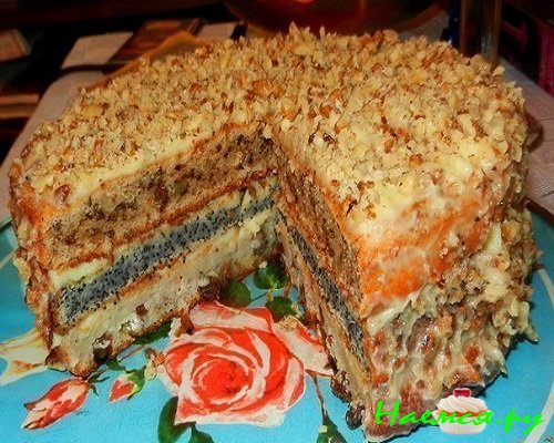 Трехслойный торт с маком, орехом и изюмом фото