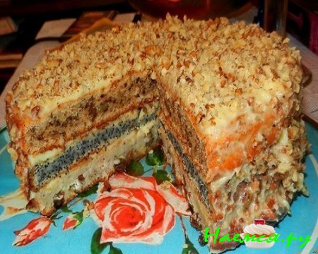 Трехслойный торт с маком, орехом и изюмом