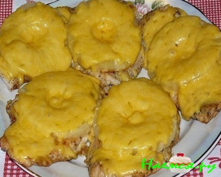 Куриная отбивная с ананасом и сыром