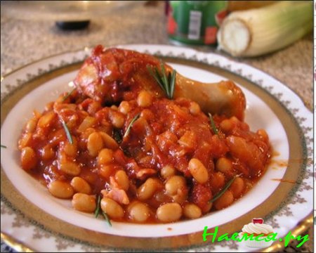 Свинина с фасолью под томатным соусом