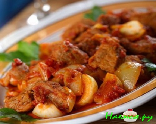 Тушеная говядина в винном соусе