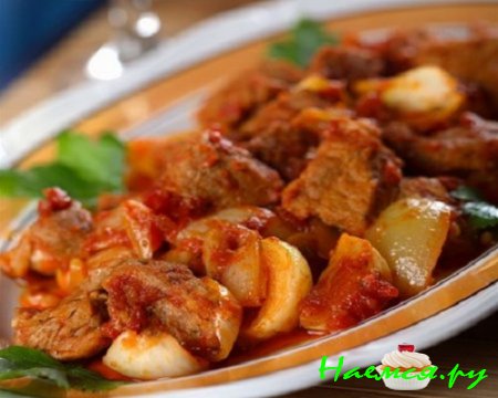 Нежная тушеная говядина в винном соусе