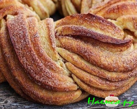 Выпечка с сахаром и корицей