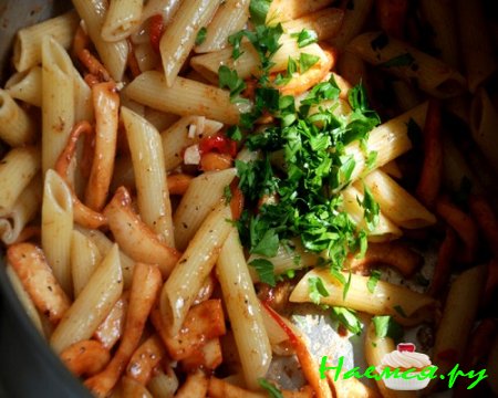 Кальмары с макаронами в остром соусе