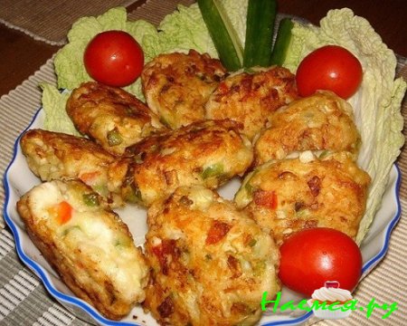 Пикантные куриные котлетки с овощами