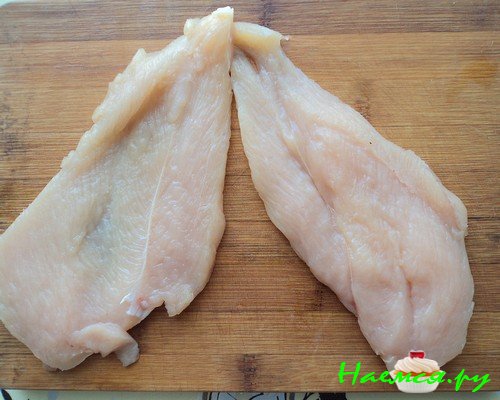 Порежьте филе на 2 половинки