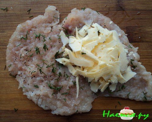 Наполняем мясо зеленью и сыром