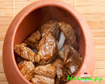 Говядина тушеная в горшочках