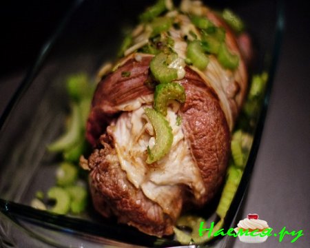 Говяжья грудинка, запеченная с сельдереем