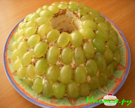 Салат из куриной грудки и винограда