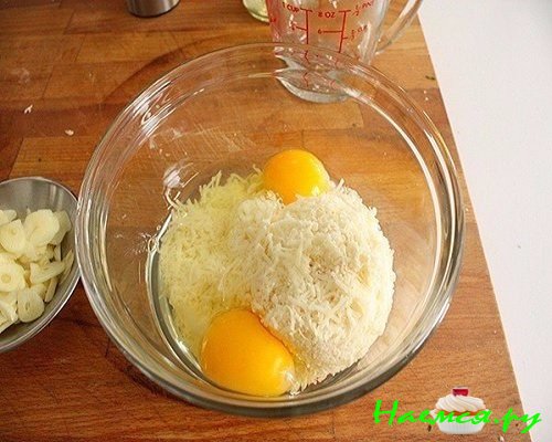 Смешайте сыр и яйца