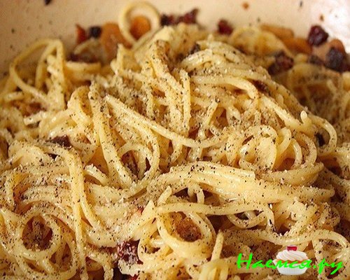 Смешайте макароны с сырной смесью