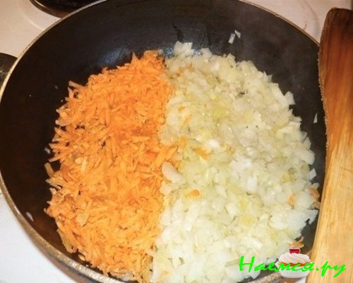 Мелко порежьте лук