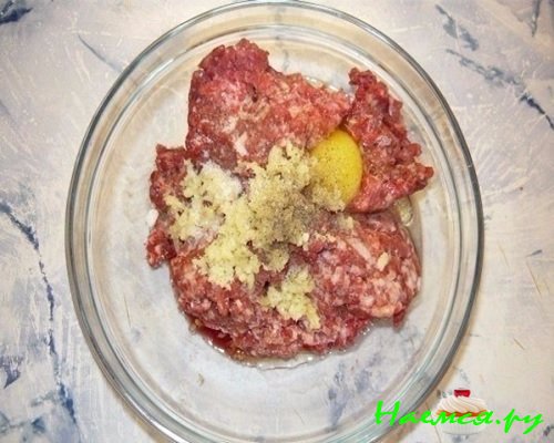 Перемешайте фарш