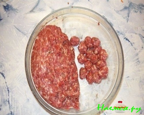 К овощам добавьте фрикадельки