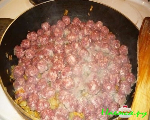 Влейте молоко во фрикадельки