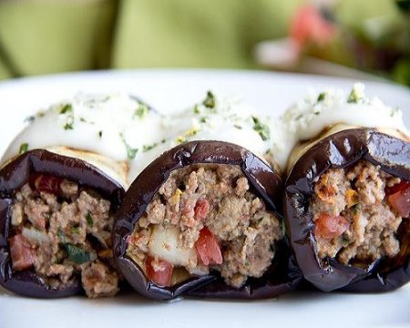 Запеченные в духовке баклажанные рулетики с мясной начинкой и соусом