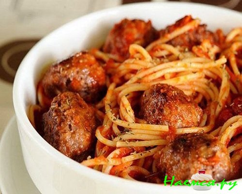Паста с мясными шариками под томатным соусом фото