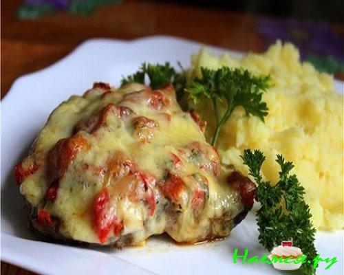 Свинина с соусом бешамель и овощами