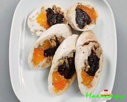 Куриный рулет с мандаринами и черносливом фото
