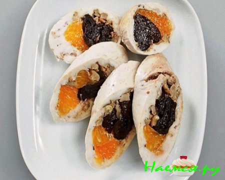 Куриный рулет с мандаринами и черносливом