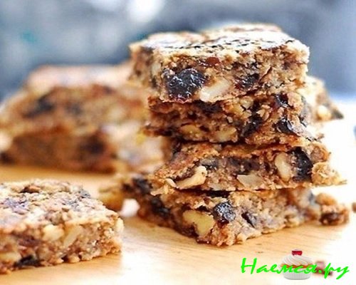 Десерт из овсяных хлопьев и чернослива фото