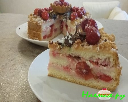 Бисквитный пирог с вишней