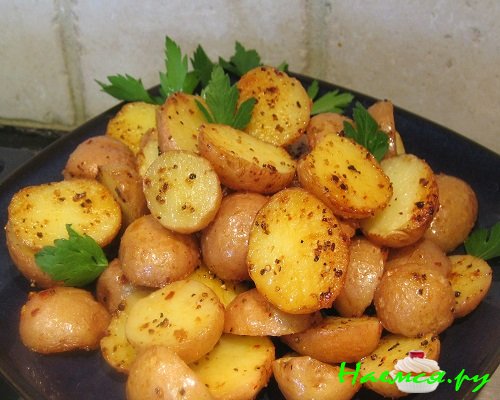Молодой картофель, запеченный в духовке&nbsp;фото