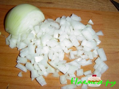 Лук под грибным соусом