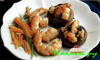 Запеченные креветки с грибами