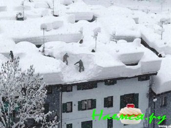 Чем опасен снег на крыше дома