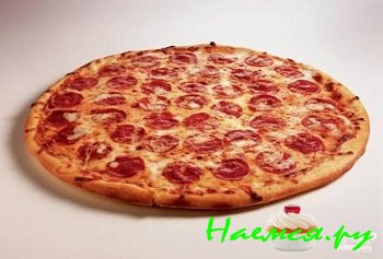 Пицца с колбасой и сыром