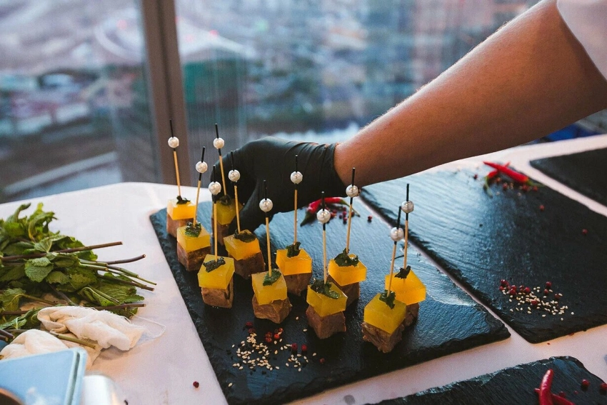 Доставка фуршетных и банкетных блюд на Новый год: преображение праздника в магию